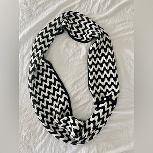 Calvin Klein Infinity Loop knit scarf Black and White Color Brand New